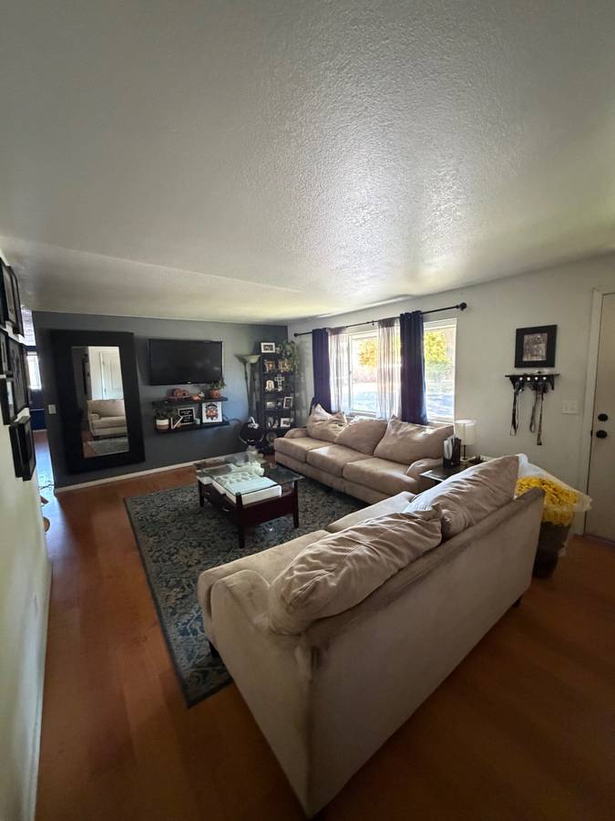 3070 Tattenham Ave photo 2